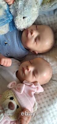Realborn Callie asleep twins by Bountiful Baby